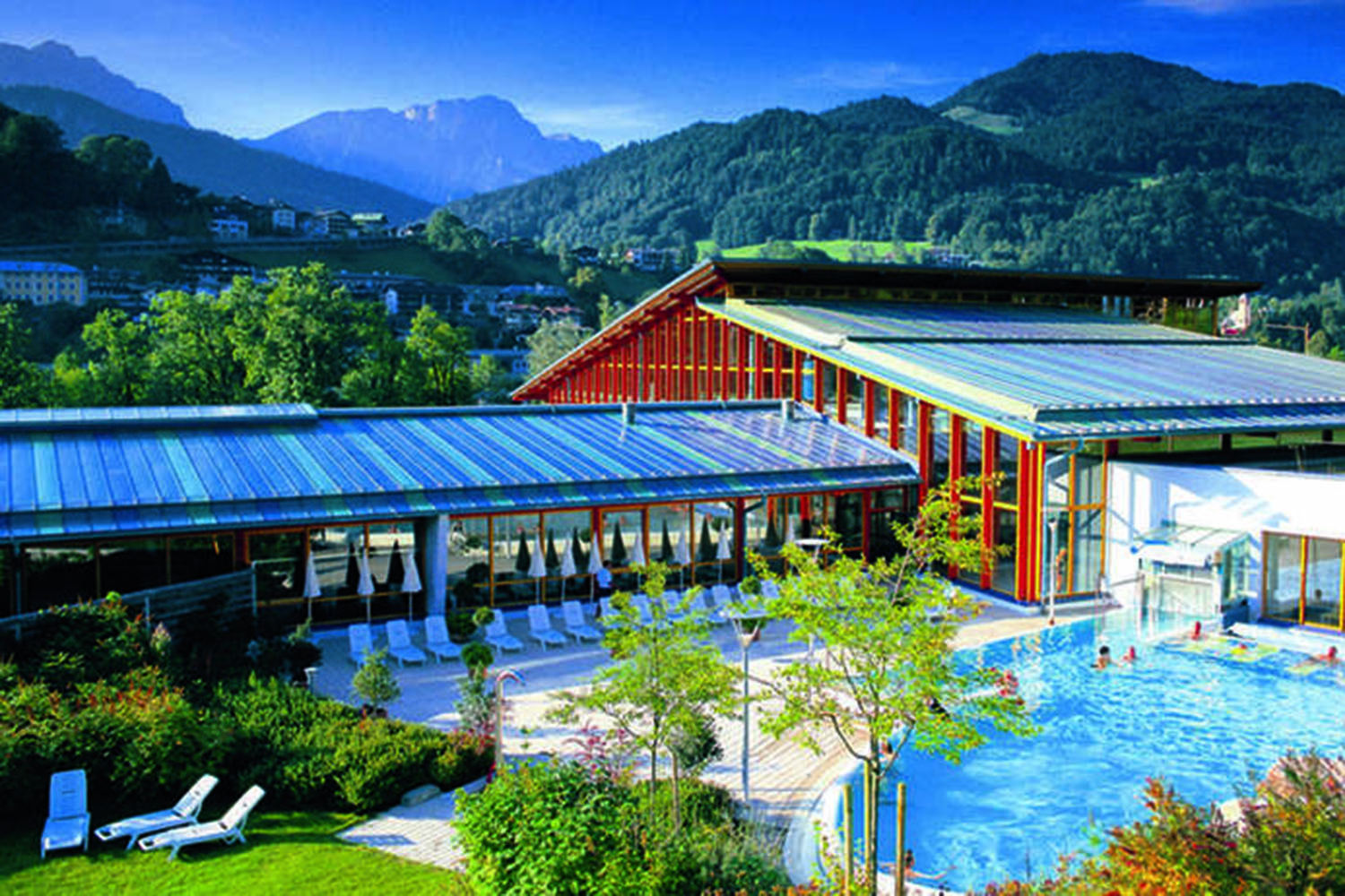 Blick über den Aussenbereich der Watzmanntherme mit Untersberg und Rossfeld